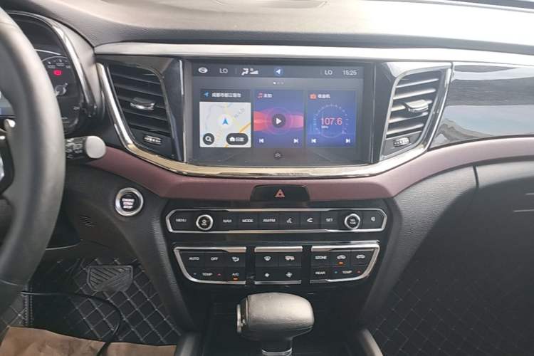 Used GAC Trumpchi GS8 2017 320T Four-Wheel Drive Luxury Smart Connectivity Version (7 Seats) Audio And AC Panel