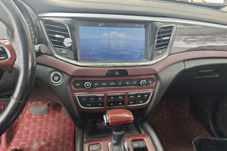 Used GAC Trumpchi GS8 2017 320T Two-Wheel Drive Luxury Smart Connectivity Version (7 Seats) Audio And AC Panel