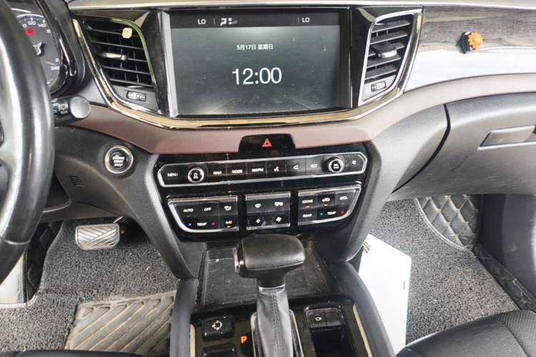Used GAC Trumpchi GS8 2017 320T Two-Wheel Drive Luxury Smart Connectivity Version (7 Seats) Audio And AC Panel