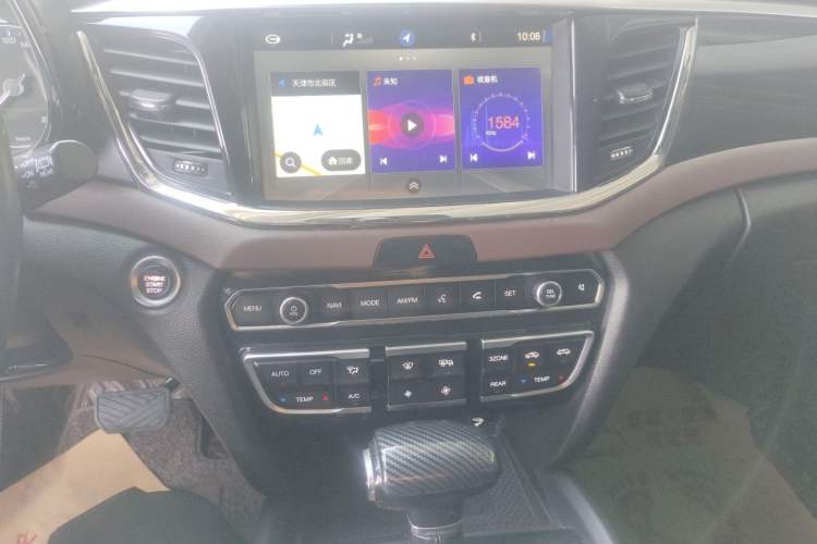 Used GAC Trumpchi GS8 2017 320T Four-Wheel Drive Luxury Smart Connectivity Version (7 Seats) Audio And AC Panel