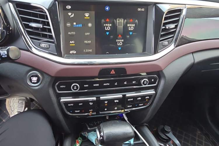 Used GAC Trumpchi GS8 2017 320T Two-Wheel Drive Luxury Smart Connectivity Version (7 Seats) Audio And AC Panel