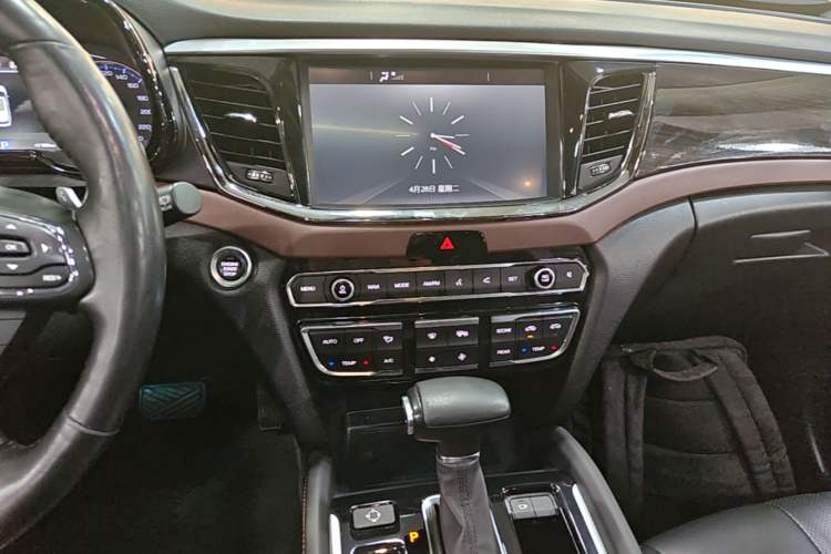 Used GAC Trumpchi GS8 2017 320T Two-Wheel Drive Luxury Smart Connectivity Version (7 Seats) Audio And AC Panel