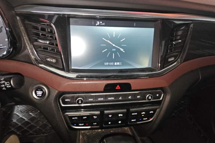 Used GAC Trumpchi GS8 2017 320T Two-Wheel Drive Luxury Smart Connectivity Version (7 Seats) Audio And AC Panel