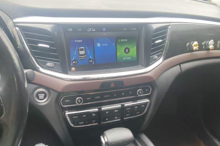 Used GAC Trumpchi GS8 2017 320T Two-Wheel Drive Luxury Smart Connectivity Version (7 Seats) Audio And AC Panel