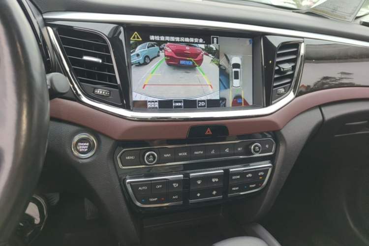 Used GAC Trumpchi GS8 2017 320T Two-Wheel Drive Luxury Smart Connectivity Version (7 Seats) Audio And AC Panel