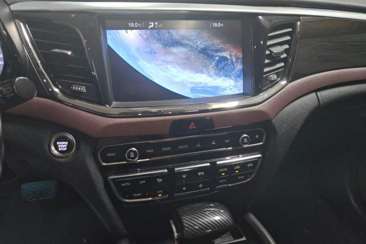 Used GAC Trumpchi GS8 2017 320T Four-Wheel Drive Luxury Smart Connectivity Version (7 Seats) Audio And AC Panel
