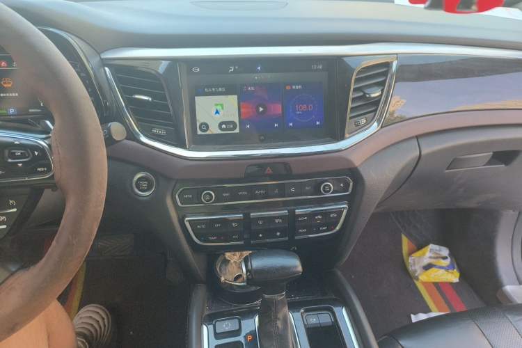 Used GAC Trumpchi GS8 2017 320T Two-Wheel Drive Luxury Smart Connectivity Version (7 Seats) Audio And AC Panel