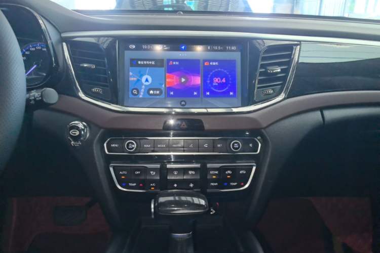 Used GAC Trumpchi GS8 2017 320T Two-Wheel Drive Luxury Smart Connectivity Version (7 Seats) Audio And AC Panel