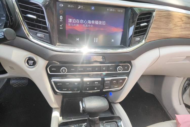 Used GAC Trumpchi GS8 2017 320T Two-Wheel Drive Luxury Smart Connectivity Version (7 Seats) Audio And AC Panel
