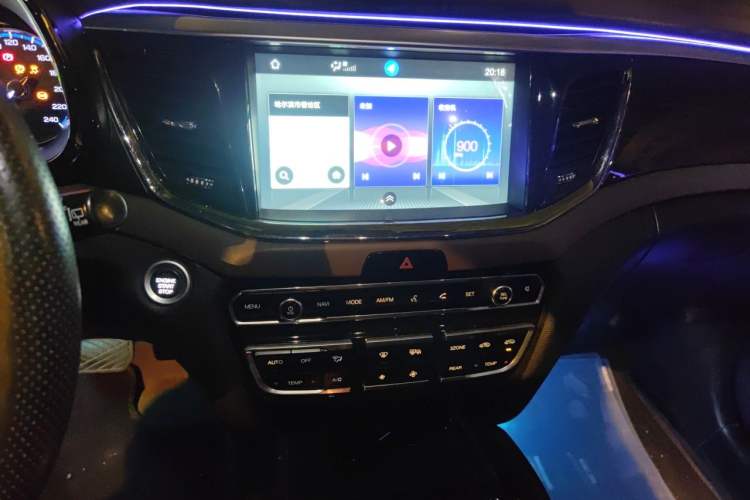 Used GAC Trumpchi GS8 2017 320T Two-Wheel Drive Luxury Smart Connectivity Version (7 Seats) Audio And AC Panel