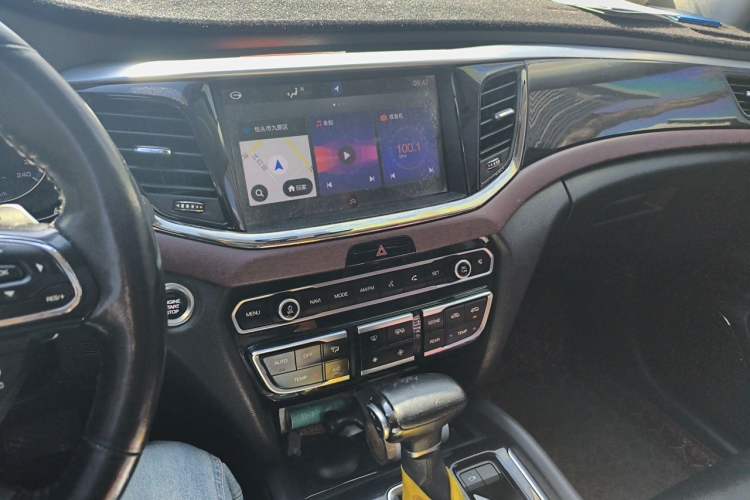 Used GAC Trumpchi GS8 2017 320T Two-Wheel Drive Luxury Smart Connectivity Version (7 Seats) Audio And AC Panel