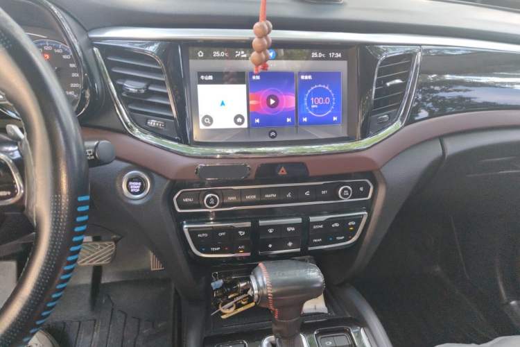 Used GAC Trumpchi GS8 2017 320T Two-Wheel Drive Luxury Smart Connectivity Version (7 Seats) Audio And AC Panel