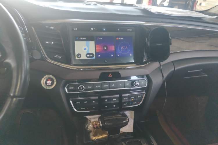Used GAC Trumpchi GS8 2017 320T Two-Wheel Drive Luxury Smart Connectivity Version (7 Seats) Audio And AC Panel