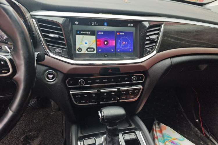 Used GAC Trumpchi GS8 2017 320T Four-Wheel Drive Luxury Smart Connectivity Version (7 Seats) Audio And AC Panel