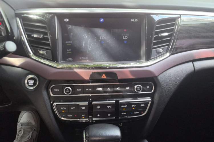 Used GAC Trumpchi GS8 2017 320T Four-Wheel Drive Luxury Smart Connectivity Version (7 Seats) Audio And AC Panel