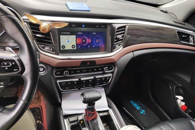 Used GAC Trumpchi GS8 2017 320T Two-Wheel Drive Luxury Smart Connectivity Version (7 Seats) Audio And AC Panel