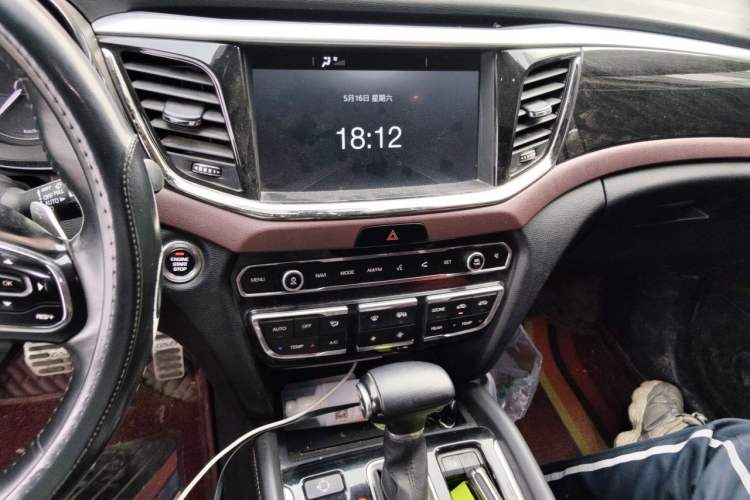 Used GAC Trumpchi GS8 2017 320T Two-Wheel Drive Luxury Smart Connectivity Version (7 Seats) Audio And AC Panel