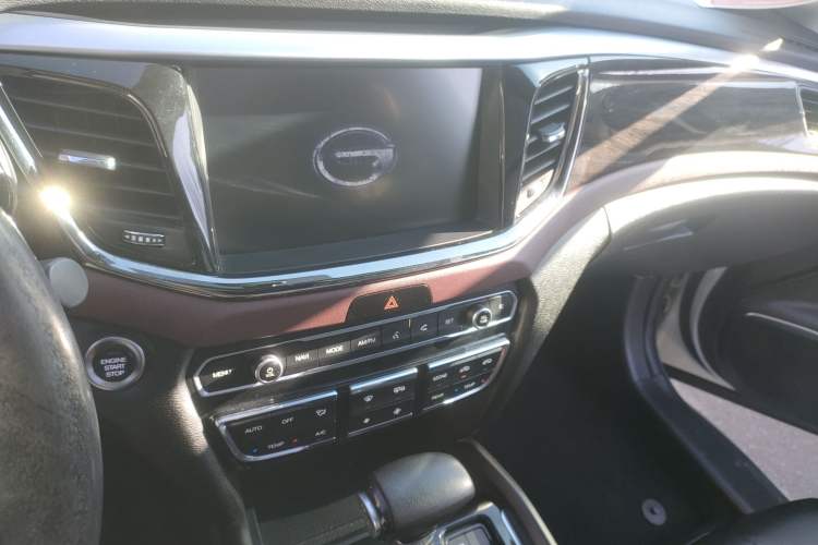 Used GAC Trumpchi GS8 2017 320T Two-Wheel Drive Luxury Smart Connectivity Version (7 Seats) Audio And AC Panel