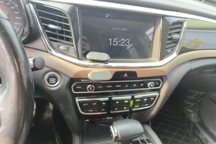 Used GAC Trumpchi GS8 2017 320T Four-Wheel Drive Luxury Smart Connectivity Version (7 Seats) Audio And AC Panel