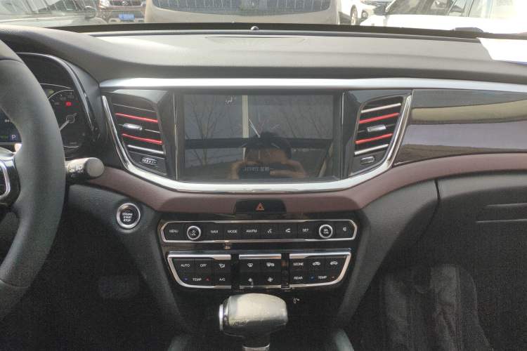 Used GAC Trumpchi GS8 2017 320T Two-Wheel Drive Luxury Smart Connectivity Version (7 Seats) Audio And AC Panel