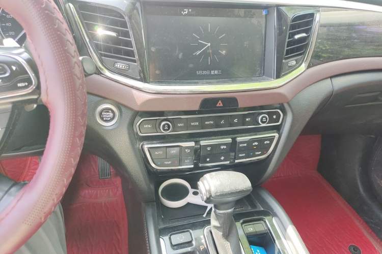 Used GAC Trumpchi GS8 2017 320T Two-Wheel Drive Luxury Smart Connectivity Version (7 Seats) Audio And AC Panel