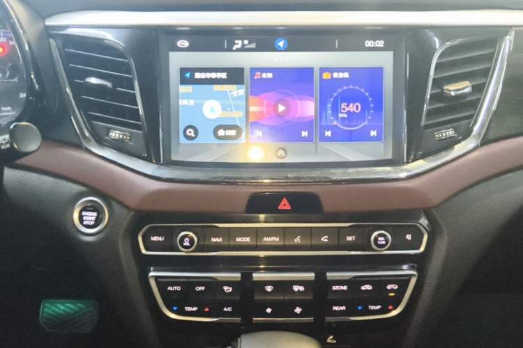 Used GAC Trumpchi GS8 2017 320T Two-Wheel Drive Luxury Smart Connectivity Version (7 Seats) Audio And AC Panel