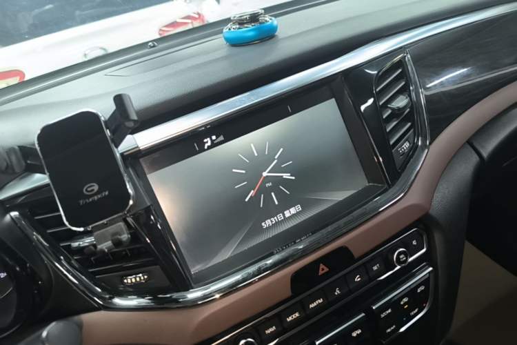 Used GAC Trumpchi GS8 2017 320T Two-Wheel Drive Luxury Smart Connectivity Version (7 Seats) Audio And AC Panel