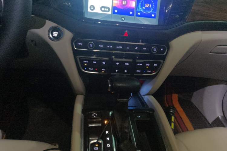 Used GAC Trumpchi GS8 2017 320T Two-Wheel Drive Luxury Smart Connectivity Version (7 Seats) Audio And AC Panel