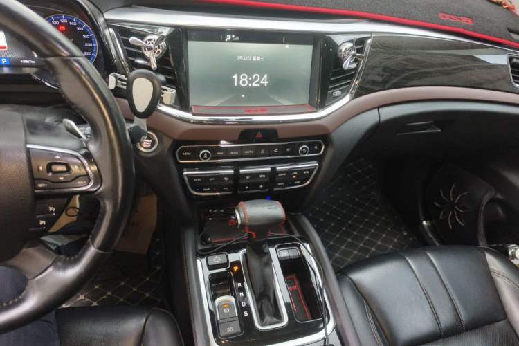 Used GAC Trumpchi GS8 2017 320T Two-Wheel Drive Luxury Smart Connectivity Version (7 Seats) Audio And AC Panel