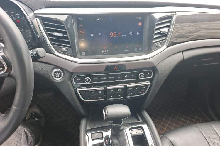 Used GAC Trumpchi GS8 2017 320T Two-Wheel Drive Luxury Smart Connectivity Version (7 Seats) Audio And AC Panel