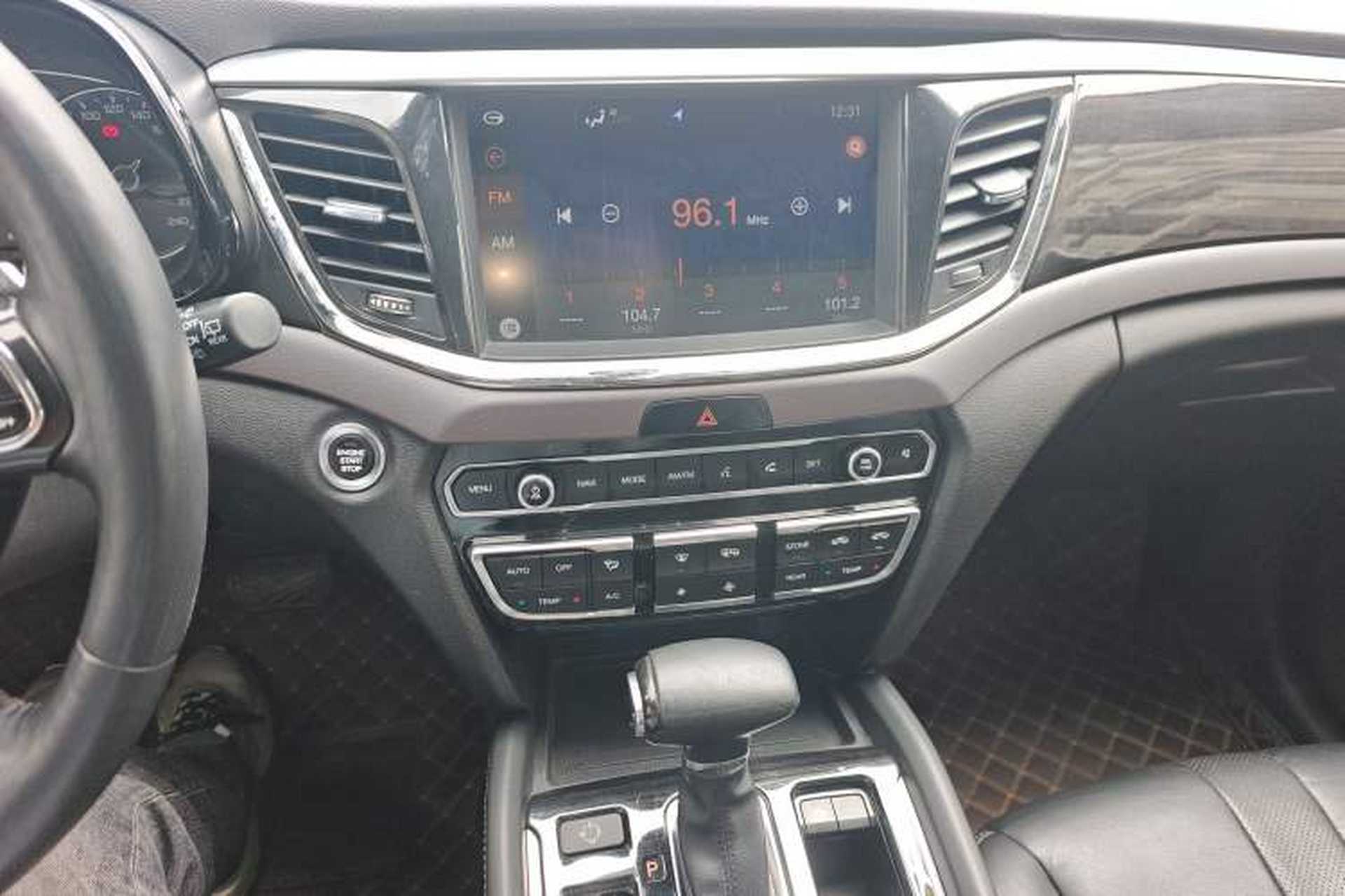 Used GAC Trumpchi GS8 2017 320T Two-Wheel Drive Luxury Smart Connectivity Version (7 Seats) Audio And AC Panel