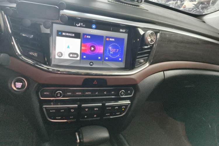Used GAC Trumpchi GS8 2017 320T Two-Wheel Drive Luxury Smart Connectivity Version (7 Seats) Audio And AC Panel