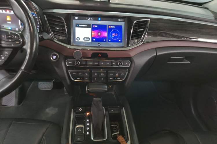 Used GAC Trumpchi GS8 2017 320T Two-Wheel Drive Luxury Smart Connectivity Version (7 Seats) Audio And AC Panel