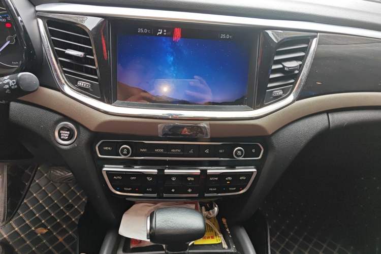 Used GAC Trumpchi GS8 2017 320T Two-Wheel Drive Luxury Smart Connectivity Version (7 Seats) Audio And AC Panel