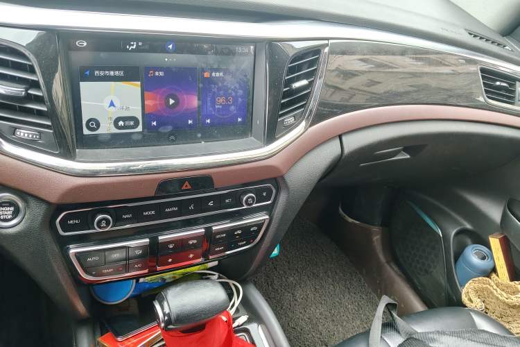 Used GAC Trumpchi GS8 2017 320T Two-Wheel Drive Luxury Smart Connectivity Version (7 Seats) Audio And AC Panel