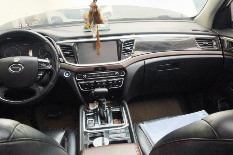 Used GAC Trumpchi GS8 2017 320T Two-Wheel Drive Luxury Smart Connectivity Version (7 Seats) Center Console