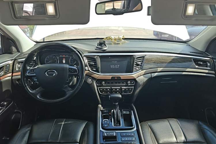 Used GAC Trumpchi GS8 2017 320T Two-Wheel Drive Luxury Smart Connectivity Version (7 Seats) Center Console