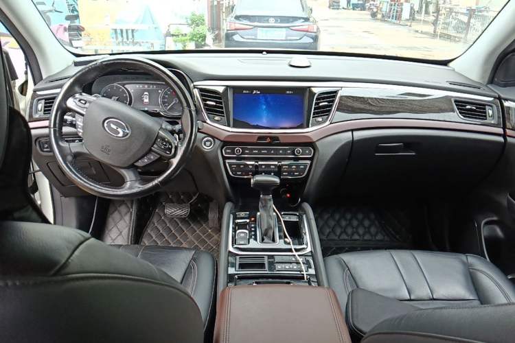 Used GAC Trumpchi GS8 2017 320T Two-Wheel Drive Luxury Smart Connectivity Version (7 Seats) Center Console