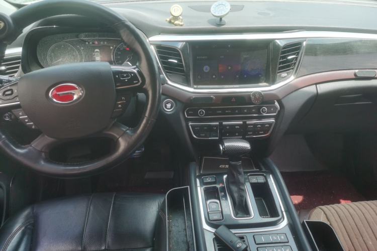 Used GAC Trumpchi GS8 2017 320T Two-Wheel Drive Luxury Smart Connectivity Version (7 Seats) Center Console