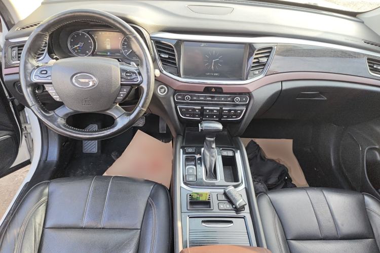 Used GAC Trumpchi GS8 2017 320T Two-Wheel Drive Luxury Smart Connectivity Version (7 Seats) Center Console