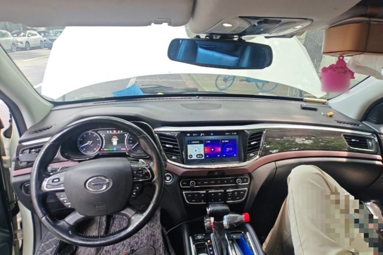 Used GAC Trumpchi GS8 2017 320T Two-Wheel Drive Luxury Smart Connectivity Version (7 Seats) Center Console