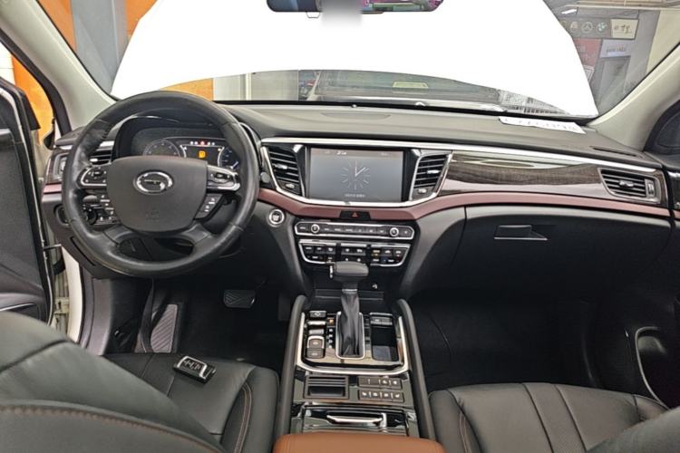 Used GAC Trumpchi GS8 2017 320T Two-Wheel Drive Luxury Smart Connectivity Version (7 Seats) Center Console