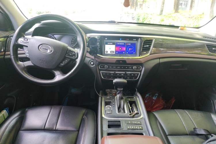Used GAC Trumpchi GS8 2017 320T Two-Wheel Drive Luxury Smart Connectivity Version (7 Seats) Center Console