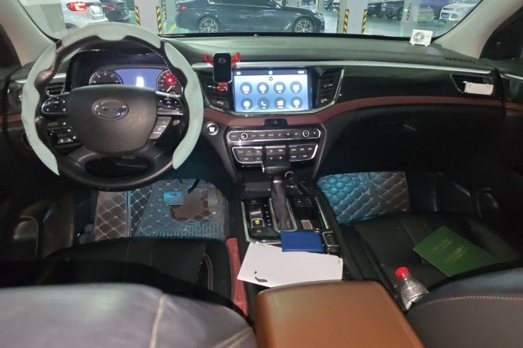 Used GAC Trumpchi GS8 2017 320T Two-Wheel Drive Luxury Smart Connectivity Version (7 Seats) Center Console