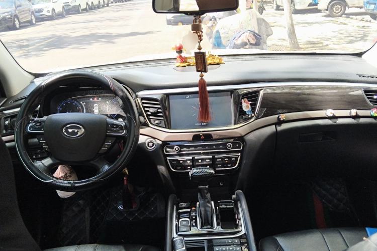 Used GAC Trumpchi GS8 2017 320T Two-Wheel Drive Luxury Smart Connectivity Version (7 Seats) Center Console