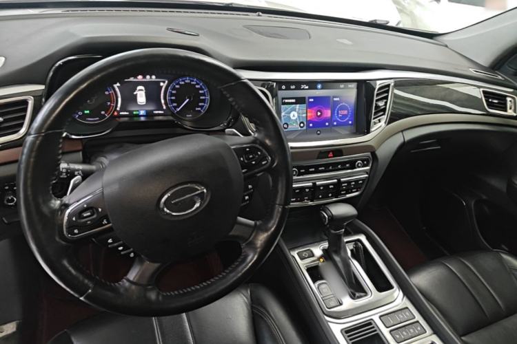 Used GAC Trumpchi GS8 2017 320T Two-Wheel Drive Luxury Smart Connectivity Version (7 Seats) Center Console