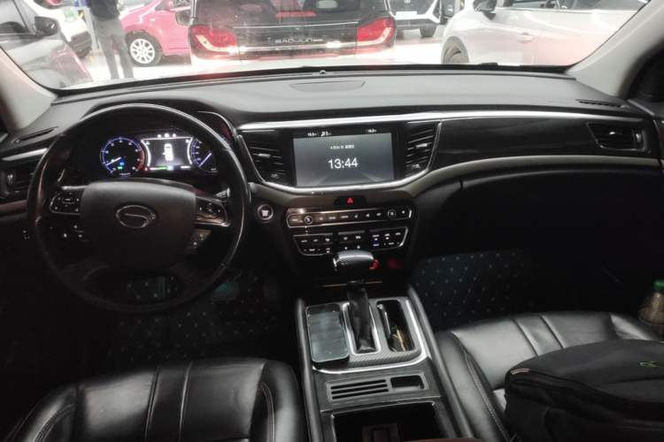 Used GAC Trumpchi GS8 2017 320T Two-Wheel Drive Luxury Edition (7 Seats) Center Console