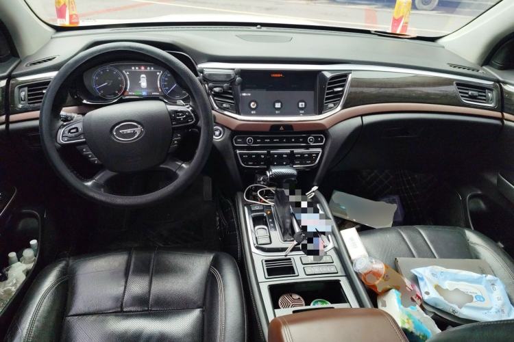 Used GAC Trumpchi GS8 2017 320T Two-Wheel Drive Luxury Smart Connectivity Version (7 Seats) Center Console