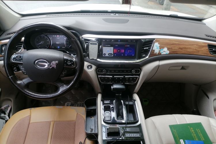 Used GAC Trumpchi GS8 2017 320T Two-Wheel Drive Luxury Smart Connectivity Version (7 Seats) Center Console