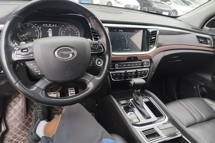 Used GAC Trumpchi GS8 2017 320T Two-Wheel Drive Luxury Smart Connectivity Version (7 Seats) Center Console